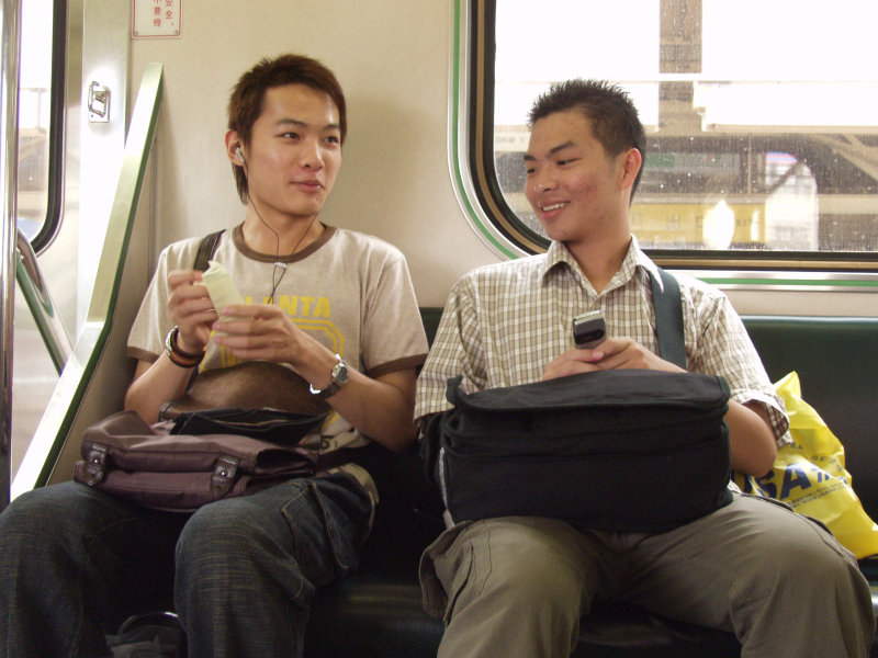 台灣鐵路旅遊攝影電車-區間車交談的旅客2004攝影照片292
