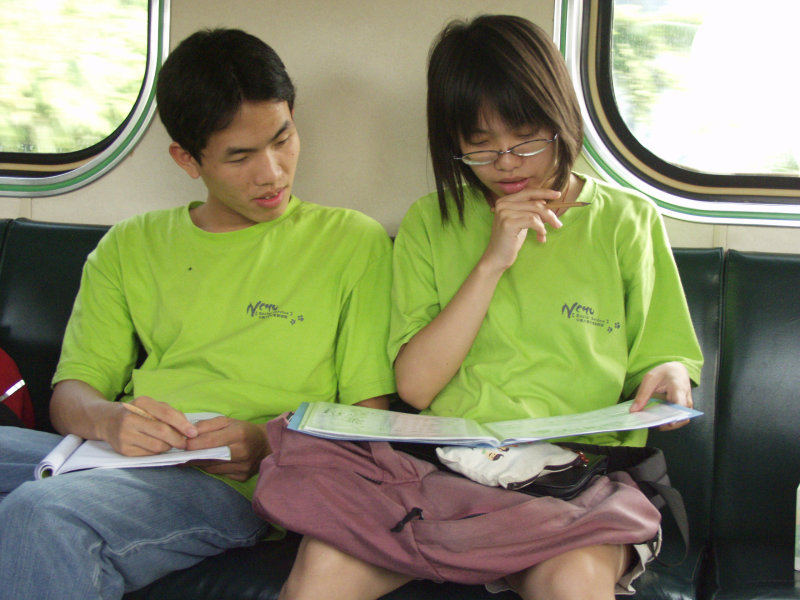 台灣鐵路旅遊攝影電車-區間車交談的旅客2004攝影照片298