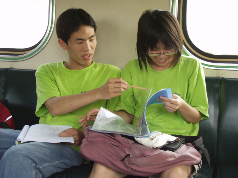 台灣鐵路旅遊攝影電車-區間車交談的旅客2004攝影照片299