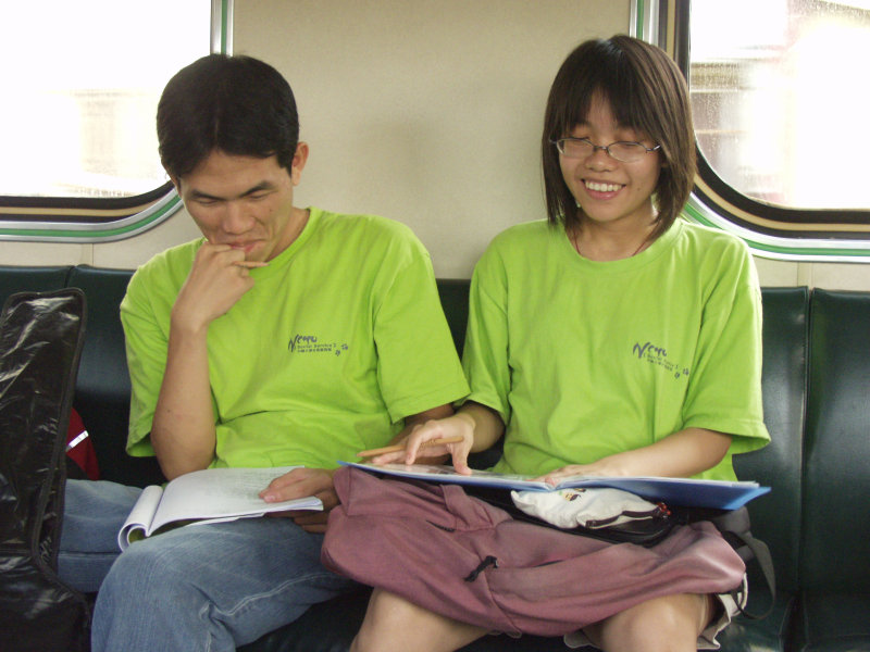 台灣鐵路旅遊攝影電車-區間車交談的旅客2004攝影照片300