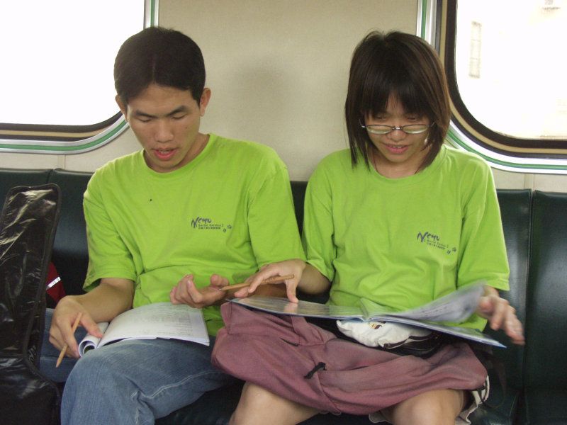 台灣鐵路旅遊攝影電車-區間車交談的旅客2004攝影照片301