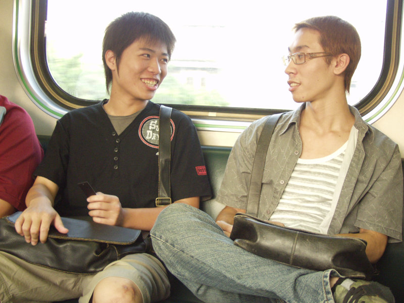 台灣鐵路旅遊攝影電車-區間車交談的旅客2004攝影照片303