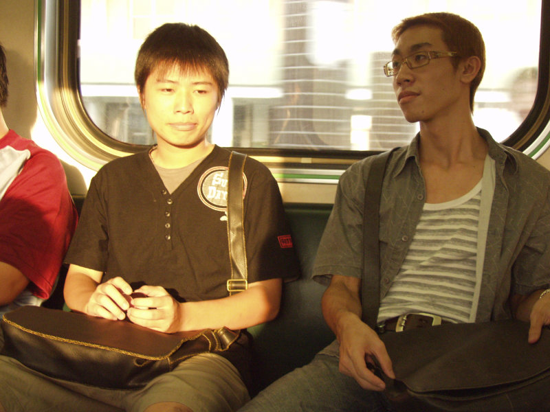 台灣鐵路旅遊攝影電車-區間車交談的旅客2004攝影照片304
