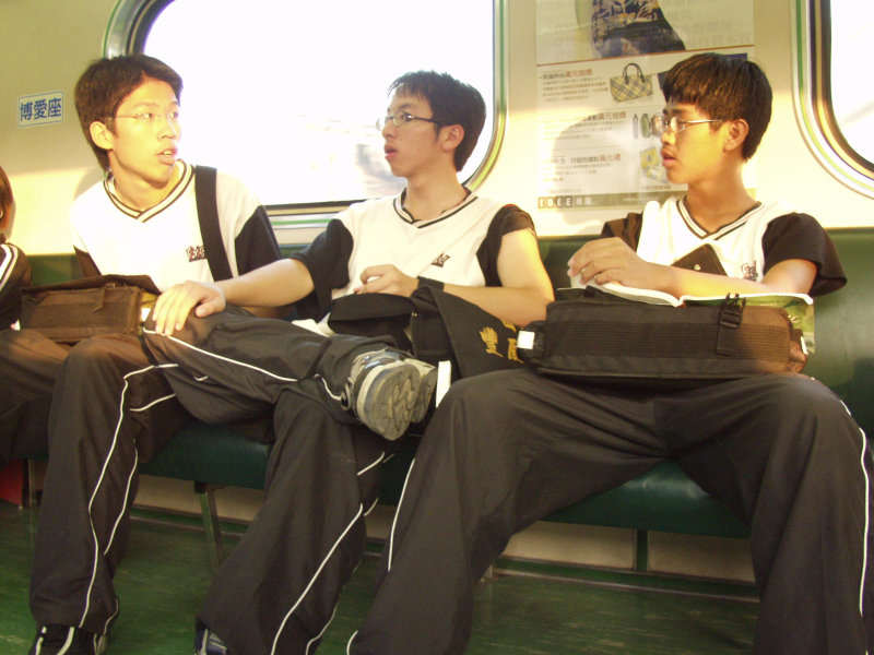 台灣鐵路旅遊攝影電車-區間車交談的旅客2004攝影照片305