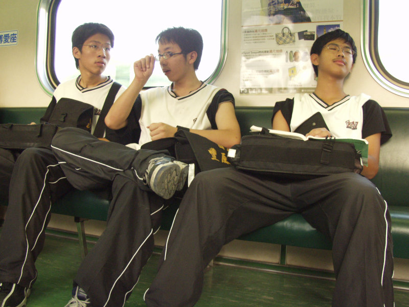 台灣鐵路旅遊攝影電車-區間車交談的旅客2004攝影照片306