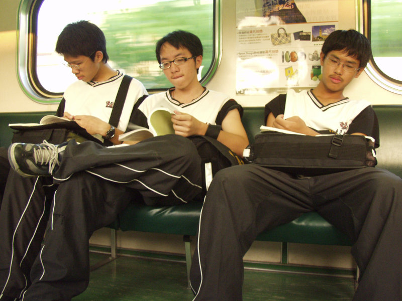 台灣鐵路旅遊攝影電車-區間車交談的旅客2004攝影照片308