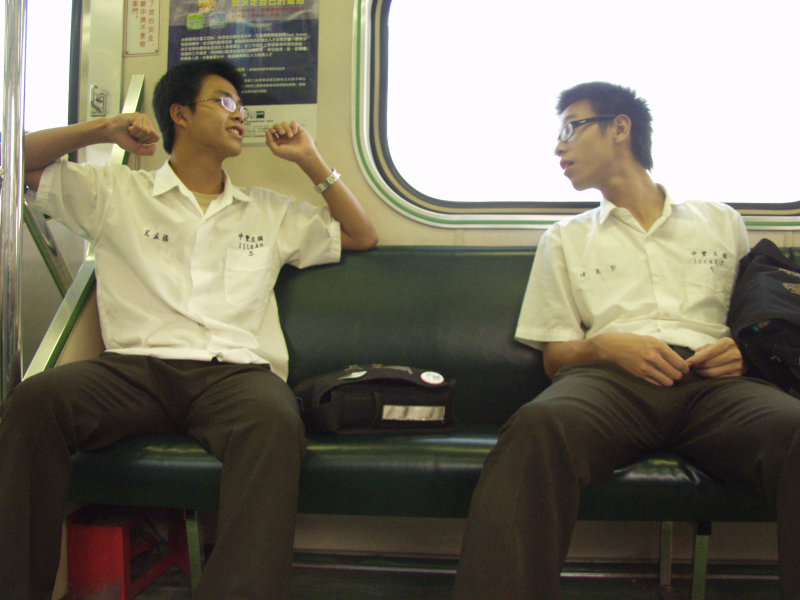 台灣鐵路旅遊攝影電車-區間車交談的旅客2004攝影照片309