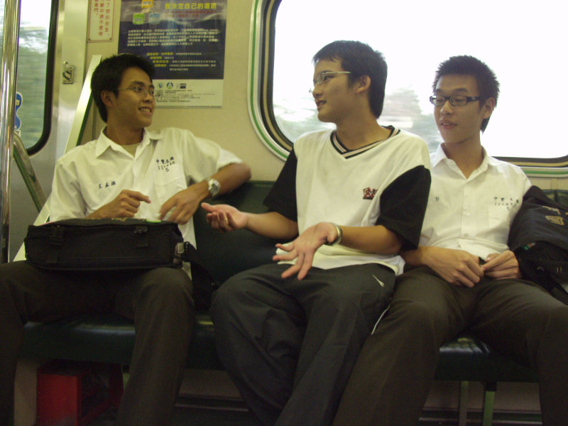 台灣鐵路旅遊攝影電車-區間車交談的旅客2004攝影照片311