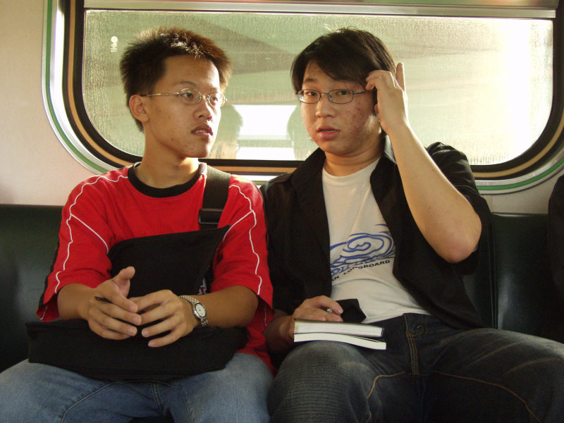 台灣鐵路旅遊攝影電車-區間車交談的旅客2004攝影照片312