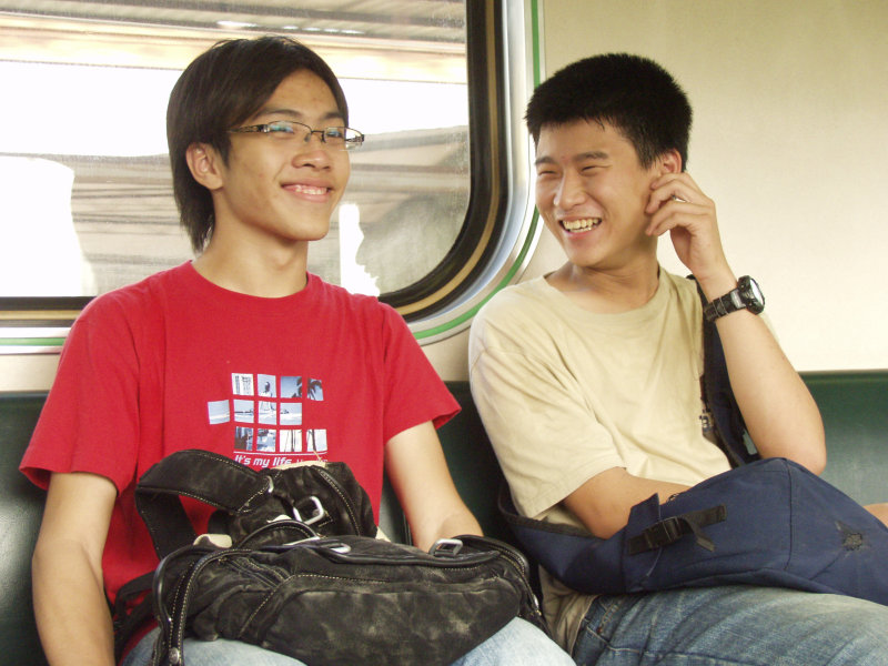 台灣鐵路旅遊攝影電車-區間車交談的旅客2004攝影照片314