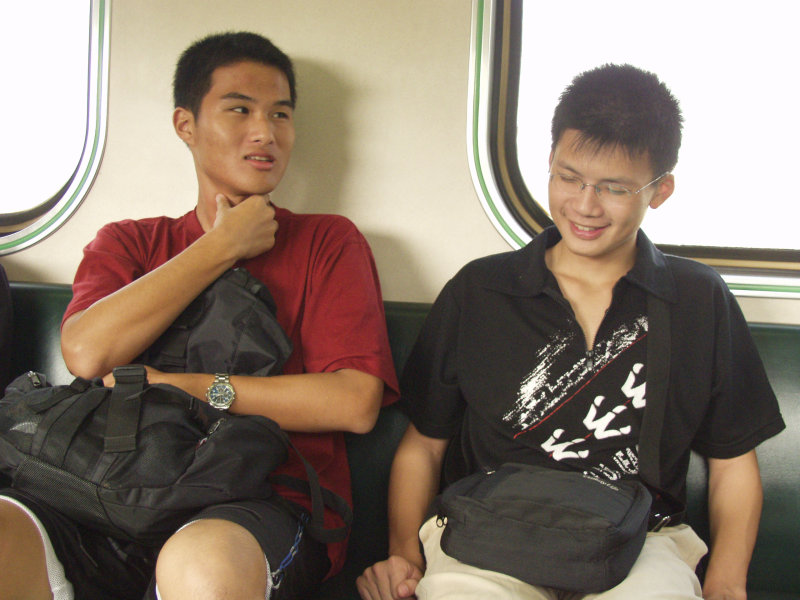 台灣鐵路旅遊攝影電車-區間車交談的旅客2004攝影照片316