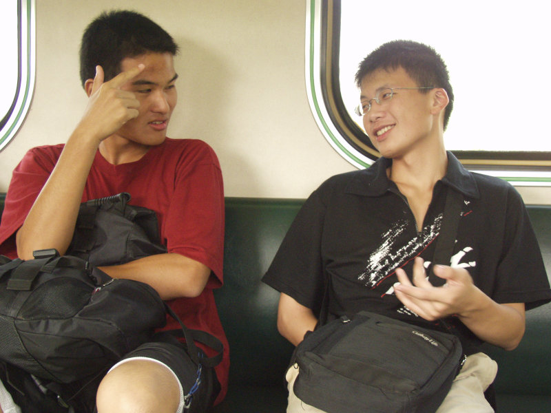 台灣鐵路旅遊攝影電車-區間車交談的旅客2004攝影照片319