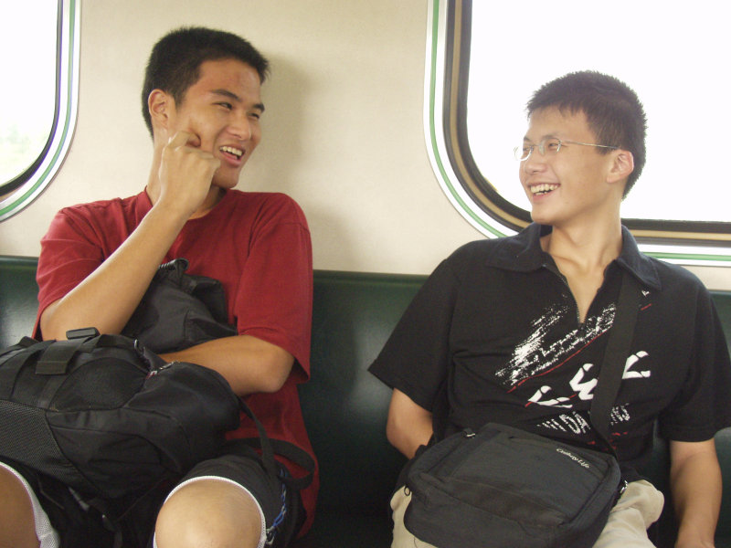台灣鐵路旅遊攝影電車-區間車交談的旅客2004攝影照片321