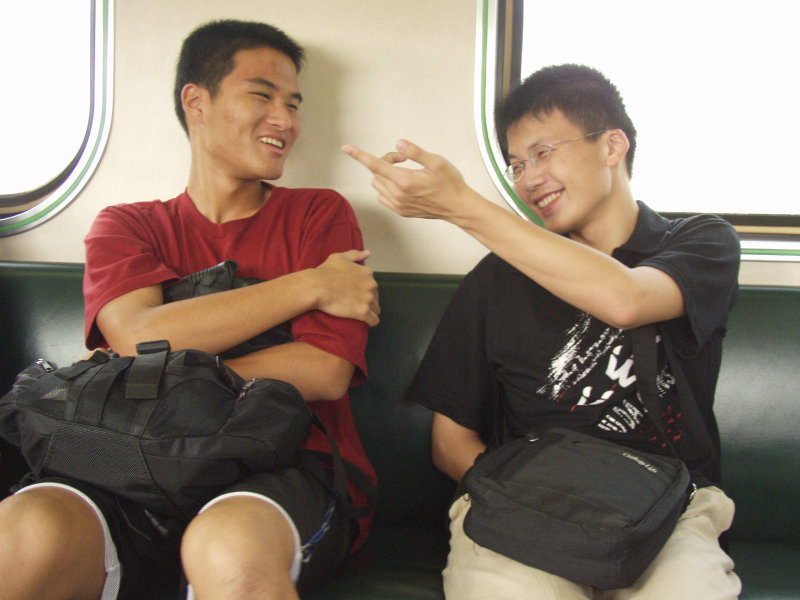 台灣鐵路旅遊攝影電車-區間車交談的旅客2004攝影照片322