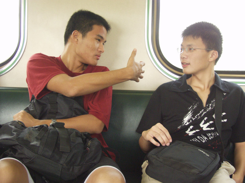 台灣鐵路旅遊攝影電車-區間車交談的旅客2004攝影照片324