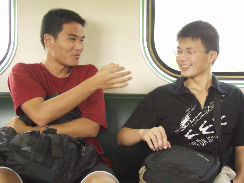 台灣鐵路旅遊攝影電車-區間車交談的旅客2004攝影照片326