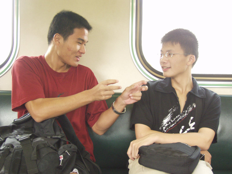 台灣鐵路旅遊攝影電車-區間車交談的旅客2004攝影照片329