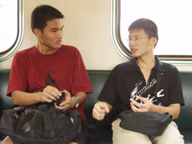台灣鐵路旅遊攝影電車-區間車交談的旅客2004攝影照片331