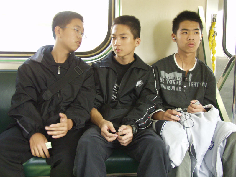 台灣鐵路旅遊攝影電車-區間車交談的旅客2004攝影照片350