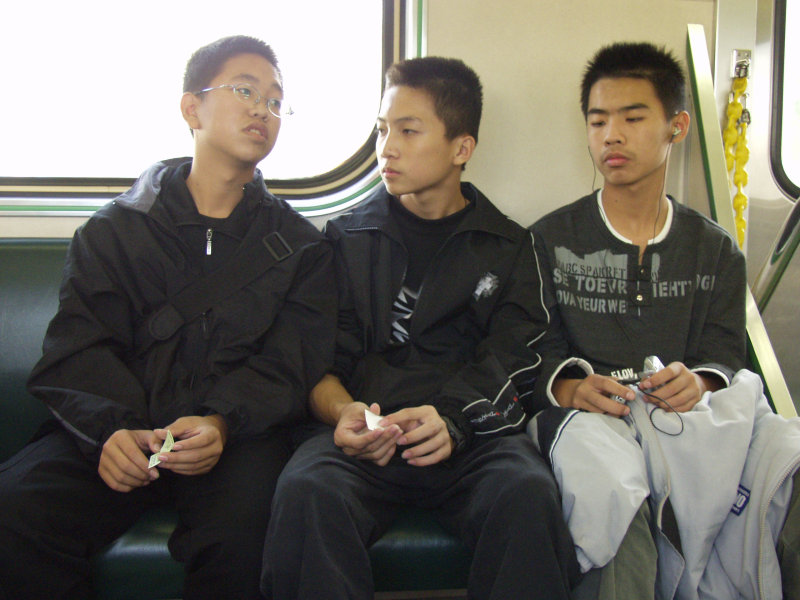 台灣鐵路旅遊攝影電車-區間車交談的旅客2004攝影照片353