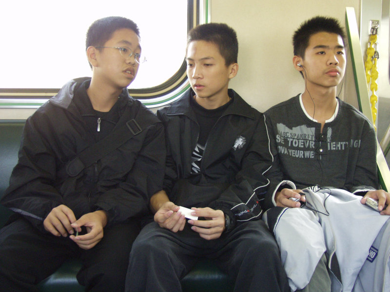 台灣鐵路旅遊攝影電車-區間車交談的旅客2004攝影照片354