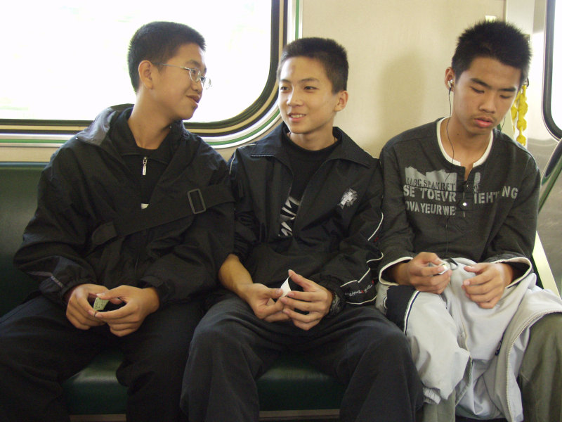 台灣鐵路旅遊攝影電車-區間車交談的旅客2004攝影照片356