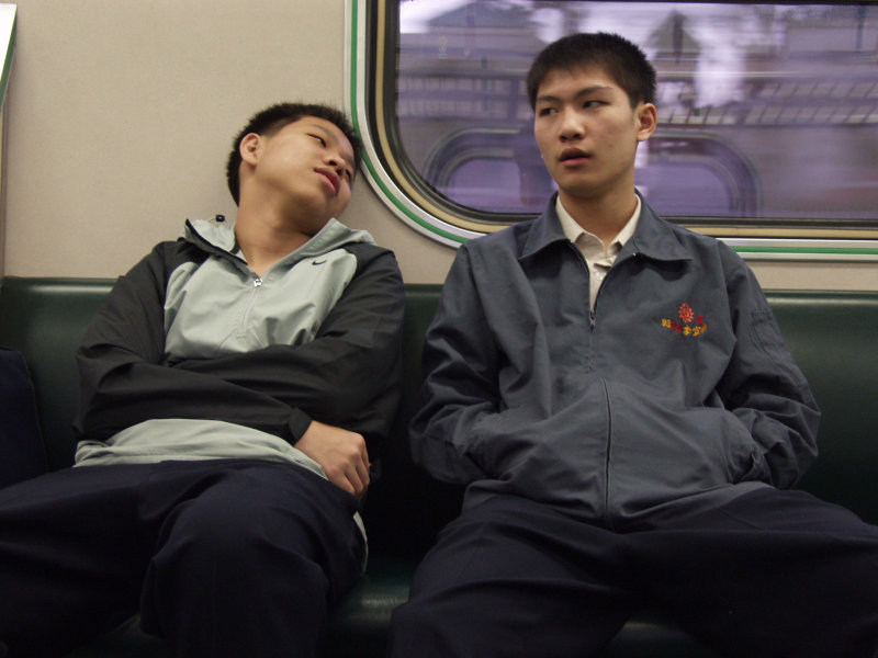 台灣鐵路旅遊攝影電車-區間車交談的旅客2004攝影照片357