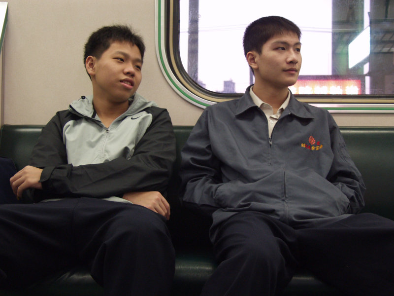 台灣鐵路旅遊攝影電車-區間車交談的旅客2004攝影照片358