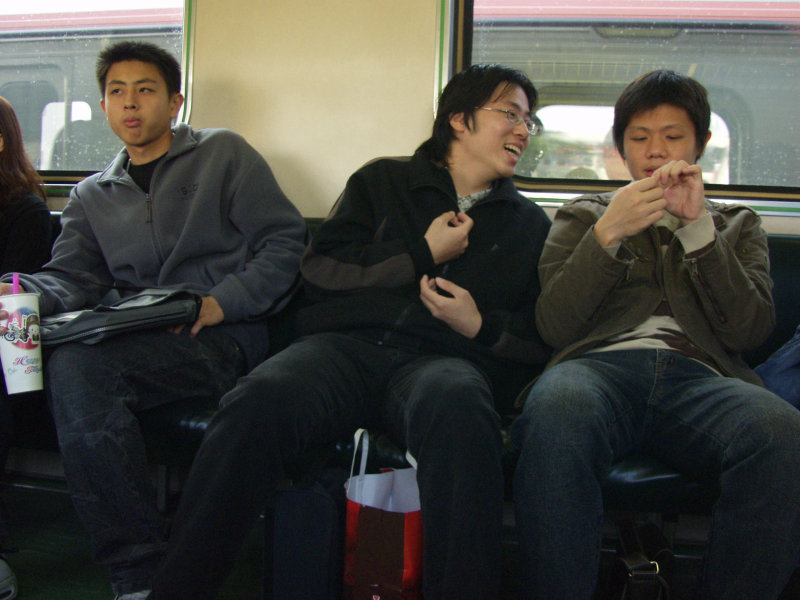 台灣鐵路旅遊攝影電車-區間車交談的旅客2004攝影照片361