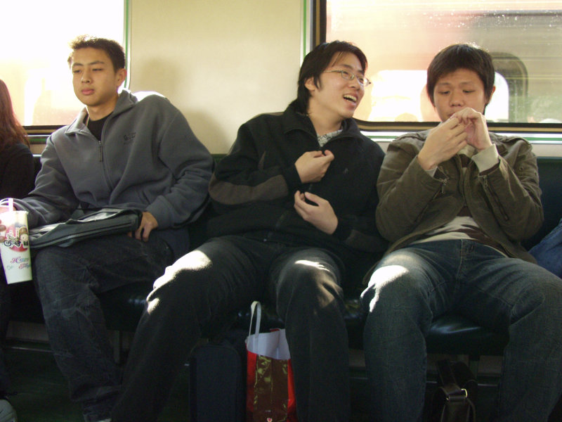 台灣鐵路旅遊攝影電車-區間車交談的旅客2004攝影照片362