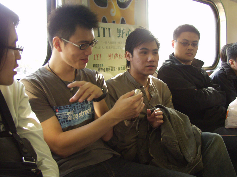 台灣鐵路旅遊攝影電車-區間車交談的旅客2004攝影照片367
