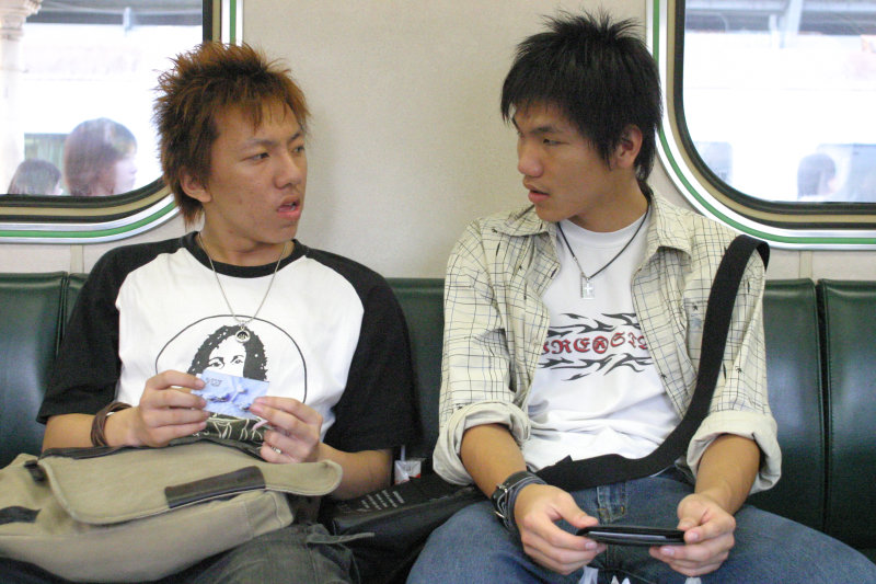 台灣鐵路旅遊攝影電車-區間車交談的旅客2005攝影照片22