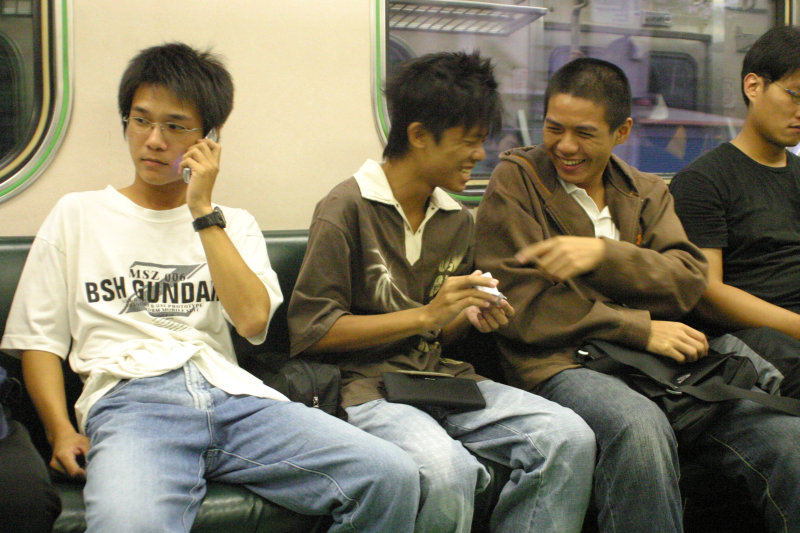 台灣鐵路旅遊攝影電車-區間車交談的旅客2005攝影照片32