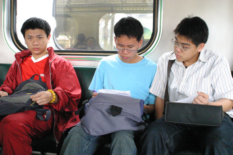 台灣鐵路旅遊攝影電車-區間車交談的旅客2005攝影照片41