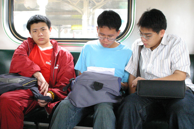台灣鐵路旅遊攝影電車-區間車交談的旅客2005攝影照片43