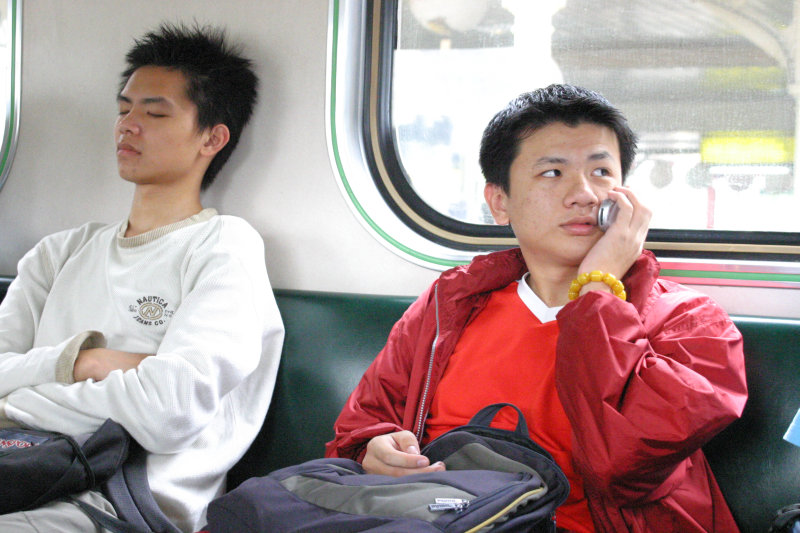台灣鐵路旅遊攝影電車-區間車交談的旅客2005攝影照片44