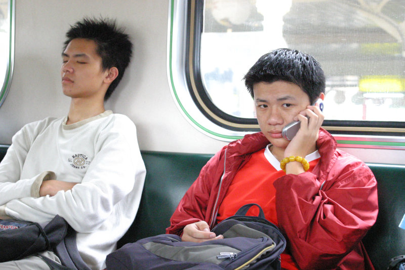 台灣鐵路旅遊攝影電車-區間車交談的旅客2005攝影照片45