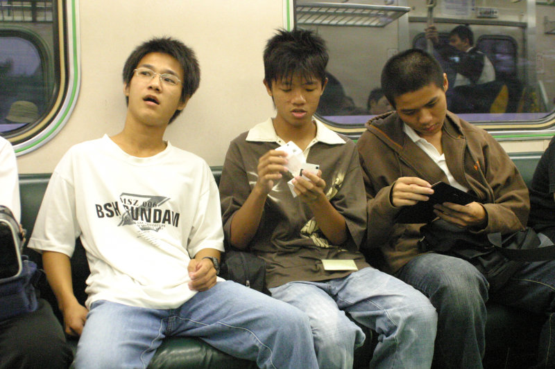 台灣鐵路旅遊攝影電車-區間車交談的旅客2005攝影照片51
