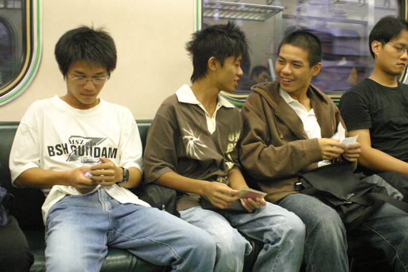 台灣鐵路旅遊攝影電車-區間車交談的旅客2005攝影照片52