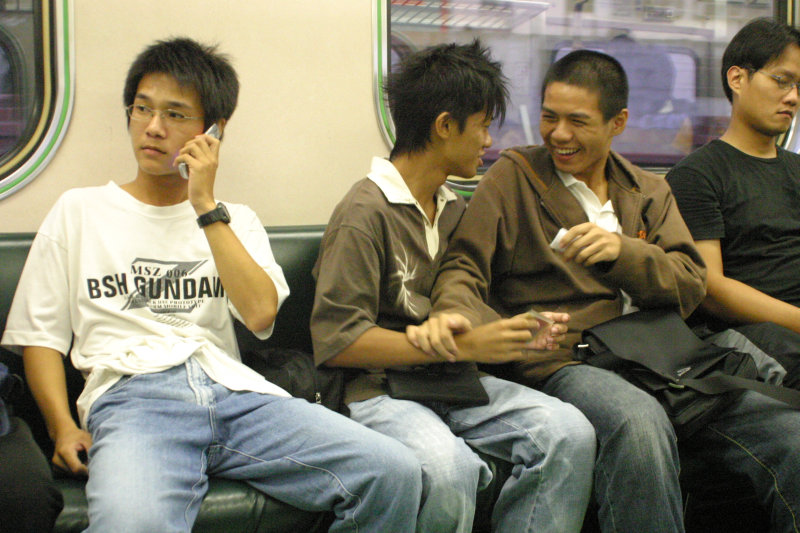 台灣鐵路旅遊攝影電車-區間車交談的旅客2005攝影照片53