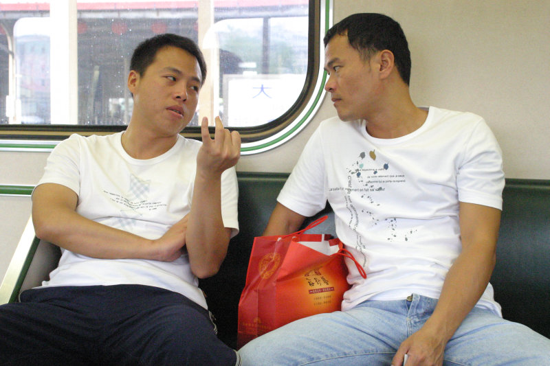 台灣鐵路旅遊攝影電車-區間車交談的旅客2005攝影照片56