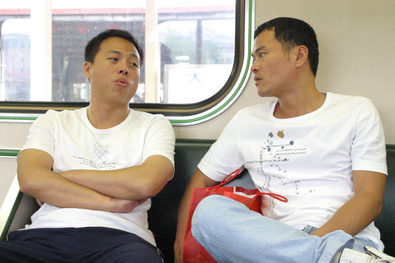 台灣鐵路旅遊攝影電車-區間車交談的旅客2005攝影照片59