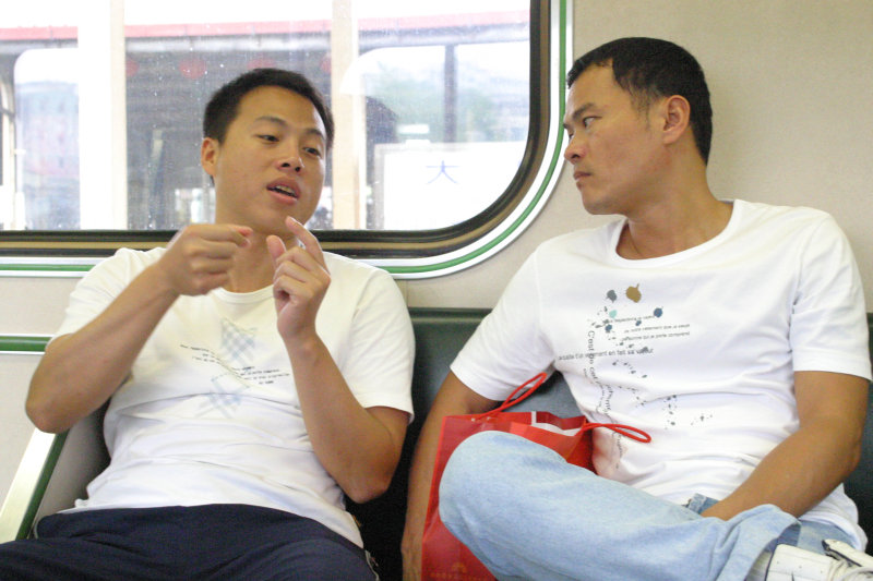 台灣鐵路旅遊攝影電車-區間車交談的旅客2005攝影照片61