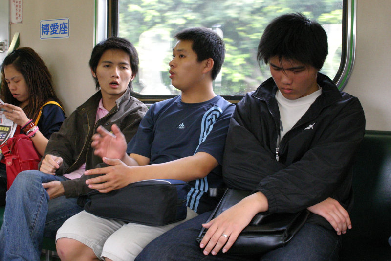 台灣鐵路旅遊攝影電車-區間車交談的旅客2005攝影照片62