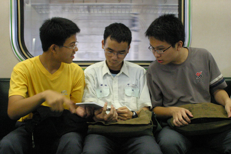 台灣鐵路旅遊攝影電車-區間車交談的旅客2005攝影照片63