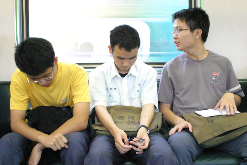 台灣鐵路旅遊攝影電車-區間車交談的旅客2005攝影照片67