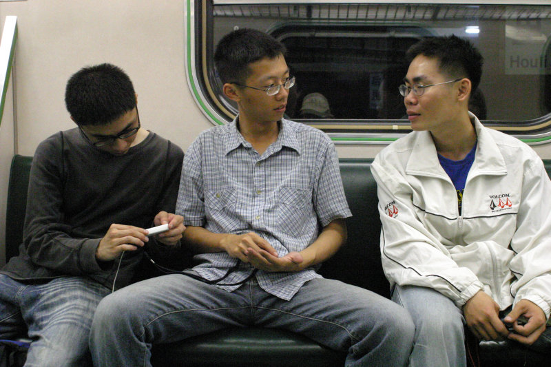 台灣鐵路旅遊攝影電車-區間車交談的旅客2005攝影照片69