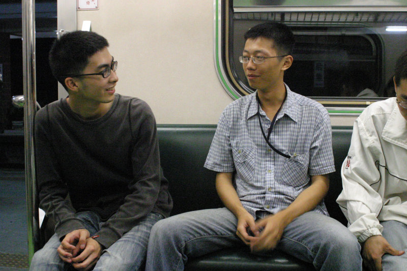 台灣鐵路旅遊攝影電車-區間車交談的旅客2005攝影照片71