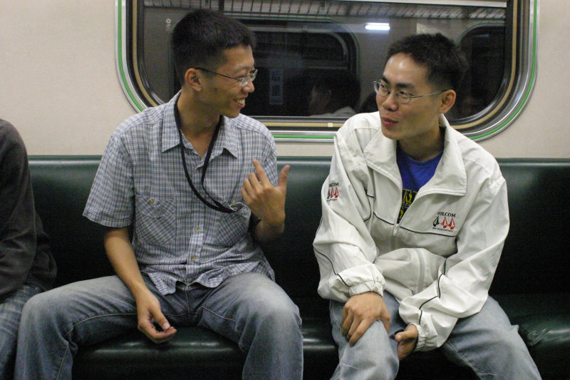台灣鐵路旅遊攝影電車-區間車交談的旅客2005攝影照片72