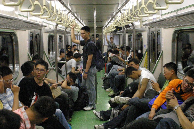 台灣鐵路旅遊攝影電車-區間車交談的旅客2005攝影照片74